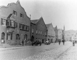 Straßenbild : Kehlheim. Blick eine Straße in Richtung Maria Himmelfahrt Kirche