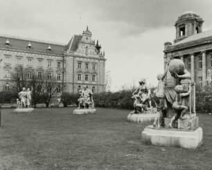 Hamburg-Neustadt, Sievekingplatz, Allegorische Gruppen vom Kaiser-Wilhelm-Denkmal