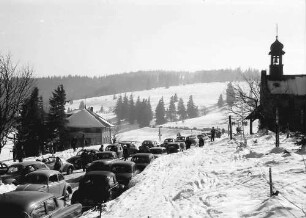 Halde (Hofsgrund): Platz vor der Halde (Hofsgrund) mit Kapelle