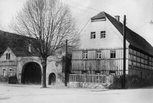 Coswig, Hauptstraße Ecke Ravensburger Platz (Friesenplatz). Gehöft des Bauern Hantusch (Abriß 1937 wegen Straßenerweiterung)