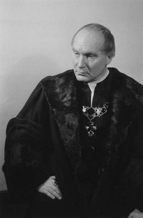 Szenenbilder aus dem Drama "Die Verschwörung des Fiesco zu Genua" von Friedrich Schiller im Theater am Schiffbauerdamm Berlin : Rollenporträt von Lothar Firmans als Verrina