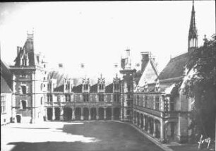 Blois, Schloss, Mitte Flügel Louis XII, links Kapelle mit Galerie, Flügel Louis XII.