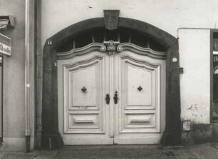 Radeberg, Hauptstraße 10. Ehemalige Kommandantur (Wohnhaus mit Läden) (1760). Toreinfahrt