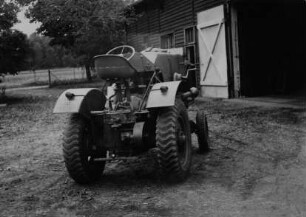 Traktor mit Holzgasgenerator