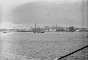 Hafen : Blick von einem Schiff auf den Hafen einer Stadt