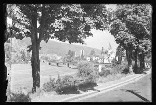 Blick von der Mühlenstraße Richtung Eisenbahnbrücke und Hofhaltung