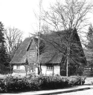 Ahrensburg. Wohnhaus, Sommerpark. Eckansicht