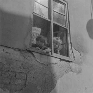 Zwei Kinder am Fenster
