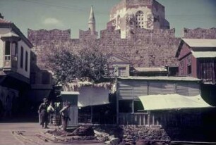 Reisefotos. Straßenbild mit Stadtmauer und Minarett?. Ansicht mit hölzerner Brücke an einem Kanal