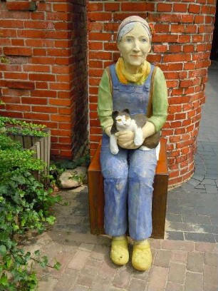Worpswede - Frauenfigur mit Katze