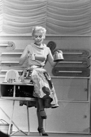 Szenenbilder aus "Messeschlager Gisela", Operette von Gerd Natschinski. Metropol-Theater Berlin, Oktober 1960