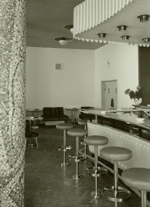 Dresden-Altstadt. Weiße Gasse (1956-1958; H. Schneider, H. Terpitz, G. Müller). Milchbar. Gastraum mit Bar und Säulen mit Mosaiken von G. Böhme