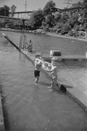 Bitterfeld. Schwimmbad. Kinder im Planschbecken