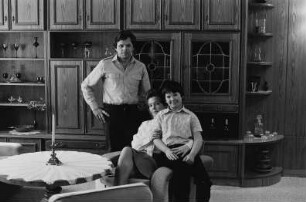 Familie V. (selbständiger Tischlermeister, Sonderentladungspumperin) im Wohnzimmer