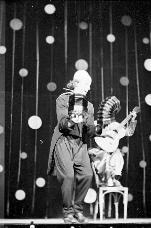 Wintergarten: Rico - Alex & Co.; Musik Clowns; balanciert spielend Bandoneon