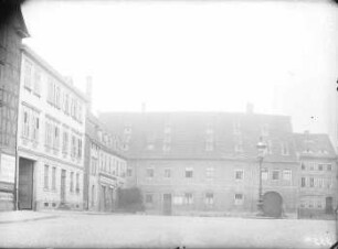 Südostseite des Domplatzes. Bildmitte: Domplatz1 (Zahnärztliches Institut), Domplatz 2 (Karbaum, Getreidehandlung), Domplatz 9 (Groß, Mineralwasser), Domplatz 10 (Borgis, Kolonialwaren)