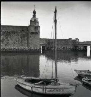 Hafen und Glockenturm von Concarneau an der französischen Atlantikküste