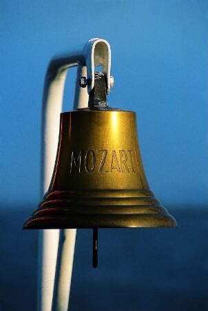Flusskreuzfahrtschiff - Schiffsglocke des Schiffes "Mozart" : Innenansicht eines Flusskreuzfahrtschiffes der deutschen Reederei Deilmann aus Neustadt, aufgenommen 2001