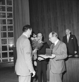Kreistagssitzungssaal: Kreistagssitzung: Ehrung: Überreichung der Ehrenmedaille des Kreises in Silber an Kreisrat Herbert Breede (SPD), Ahrensburg, durch Kreispräsident Hubert Priemel: Überreichung eines Blumenstraußes