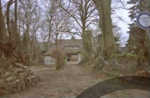 Wöhrendamm 143: traufständiges Landhaus: Straßenfront mit vorkragendem Zwerchgiebel, Eingangstür: davor Zufahrt, Nebengebäude