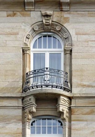Fenster mit Säulen und Rundbogen