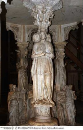 Kanzel, Unterbau, Mittelstütze mit theologischen Tugenden