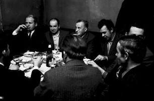 Opfingen: Gasthaus zur Traube; Opfinger Bürger; allein an Tischen