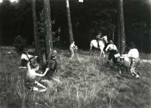 Kinder beim Indianerspiel ("Hierdurch muß der Fremdling kommen")