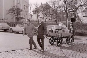 Gießen - Übersiedler aus der DDR : Übersiedler aus der DDR transportieren ihre Habe auf einem Karren vom Bahnhof zum Notaufnahmelager in Gießen, aufgenommen im Frühjahr 1984