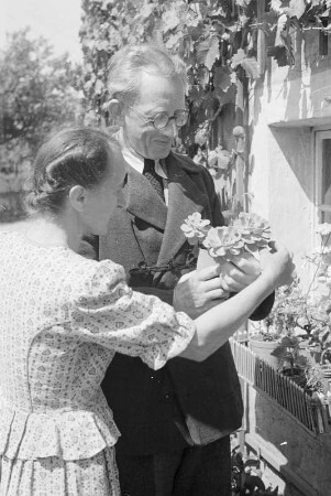 Martin Nowak-Neumann (Měrćin Nowak-Njechorński) mit seiner Frau Martha in Nechern : Měrćin Nowak-Njechorński ze swojej žonu w zahrodźe : Nechern / Njechorń