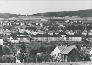 Bundeswehrkrankenhaus (Gesamtansicht von Süden). Detmold. gebaut als Standortlazarett der Wehrmacht; Heldmannstraße 24,. Blick vom langen Feld