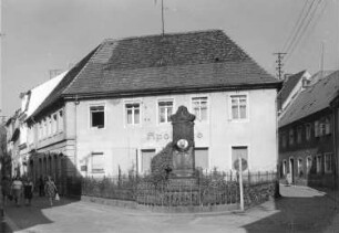 Königstein (Sächsische Schweiz), Pirnaer Straße 8. Wohnhaus mit Apotheke. Straßenansicht mit Denkmal für Ernst Julius Otto