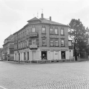 Coswig, Konsum "Eleganter Herr" : Coswig. Ladengeschäft Konsum "Eleganter Herr", Bahnhofstraße 10. Eckansicht
