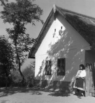 Im Dorf : Reisefotos. Ungarn. Mädchen vor einem Wohnhaus (wahrscheinlich in Csömör)