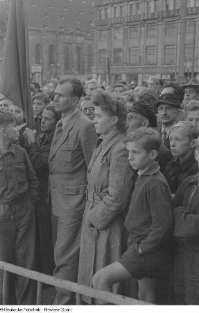 Teilnehmer der Kundgebung auf dem Karl-Marx-Platz (heutiger Augustusplatz)