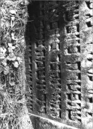 Grabstein 23 (Index: 100110914) Material: Sandstein Zustand: stark verwittert mit geringem Textverlust Maße HxBxT: 109x73x11 cm Beschreibung: Stele, Rundbogenabschluß, Schriftfelder eingetieft: Grabstein 23B