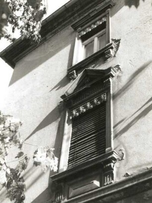 Dresden-Kaditz, Grimmstraße 63. Wohnhaus, Fenster (1. und 2. Obergeschoss)