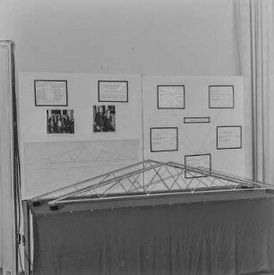 Ausstellungstafeln und Modelle