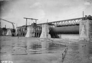 Baustelle Wehr Wieblingen bei Hochwasser