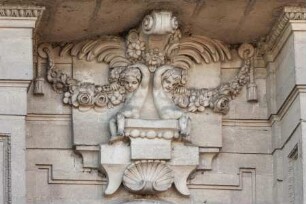 Konsolenschmuck mit sitzenden Amoretten — Konsolfigur