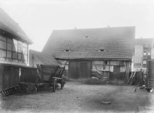 Coswig. Starkes Hof, Bauernhof Starke. Hofansicht mit Wohnstallhaus und Stallgebäude und mit Leiterwagen