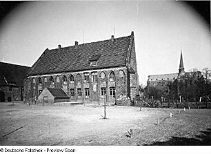Kornhaus und Klosterkirche : Ehemaliges Zisterzienserkloster. Kornhaus (um 1275) und Zisterzienser-Klosterkirche (1295-1368; Restaurierung 1881-1894, G. L. Möckel)