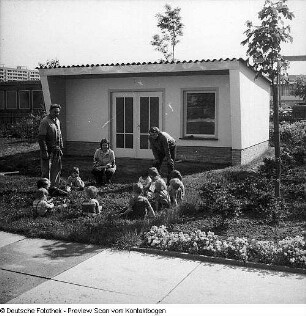 Dresden-Johannstadt, Dürerstraße 50, Serie: Kindergärten und -krippen, Kindergarten. Außenanlage mit Bungalow und Kindergruppe
