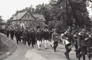 Fest des Kriegervereins zum 65jährigen Bestehen 1862-1937 : Festzug. Nr. 11: Gruppe in historisierenden Uniformen