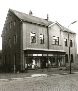 Schwarzenberg. Wohnhaus mit Laden, Erlaer Straße 3. Straßenansicht