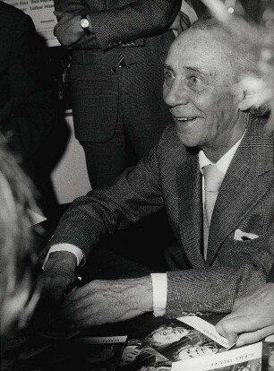 Rudolf Platte gibt Autogramme