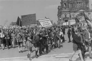 Demonstration zum 1. Mai 1951 in Berlin : Kinder und Jugendliche mit Transparenten im Demonstrationszug