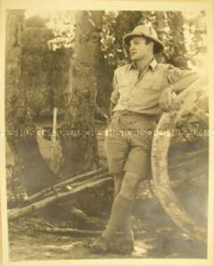 Henry Ries mit Tropenhelm und Pfeife in Indien