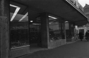 Fertigstellung des Rundhauses Kaiserstraße 104, Ecke Kaiser- und Herrenstraße.