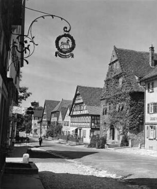 Langenburg. Hauptstraße. Ansicht mit Wirtshausausleger vom "Gasthaus zum Hirsch" (1671)